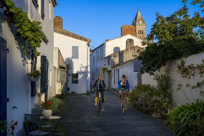 France, Vendée (85), Ile de Noirmoutier, Noirmoutier-en-l'Ile, cyclistes dans les ruelles