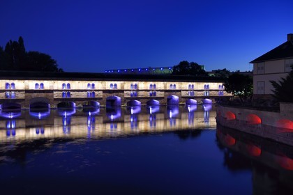France, Bas-Rhin (67), Strasbourg, vieille ville classée au Patrimoine Mondial de l'UNESCO, quartier de la Petite France, barrage Vauban sur l'Ill, illuminations le soir