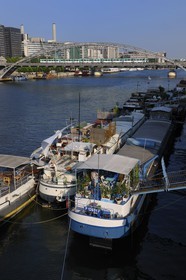 France, Paris (75), les rives de la Seine, classées Patrimoine Mondial de l'UNESCO, péniches amarées au port d'Austerlitz et metro aérien