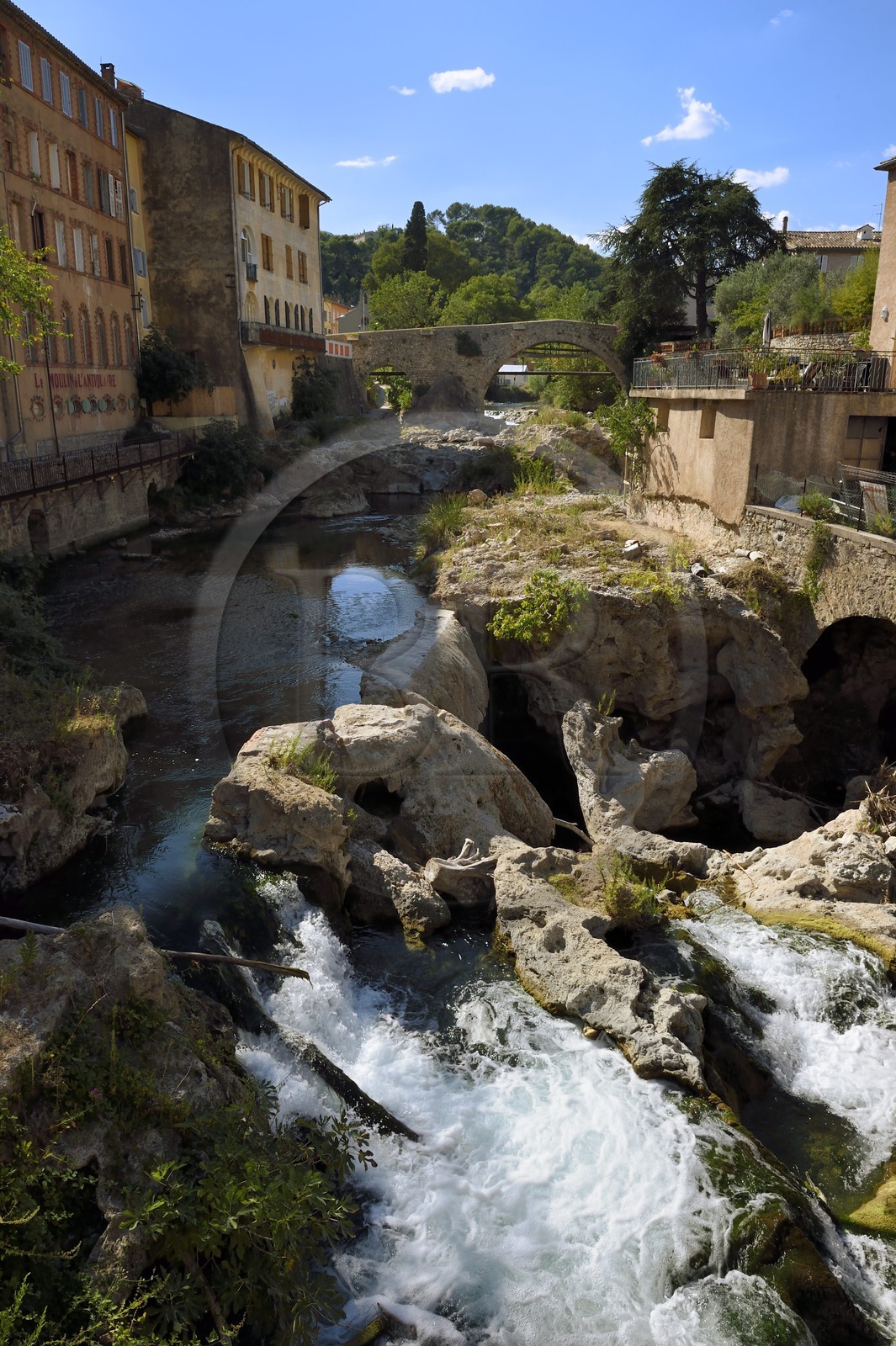 France, Var (83), Trans-en-Provence dans la région de Draguignan, cascades et pont sur la rivière Nartuby