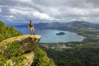 France, Ile de Mayotte, Grande-Terre, Réserve Forestière des Cretes du Sud, randonneur au sommet du Mont Choungui (594 mètres) et la Baie de Bouéni en arrière plan (vue aérienne)