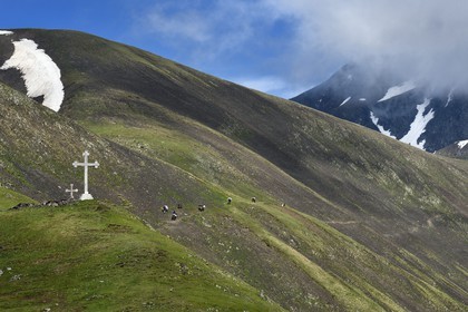 Géorgie, Kakheti, Parc national de Touchétie, caravane de cavaliers au Col d'Abano à 2826 mètres en bordure de la très spectaculaire piste qui relie Telavi à Omalo