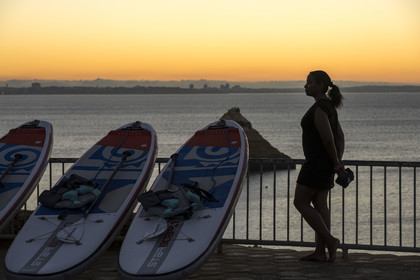Portugal, Algarve, Lagos, lever de soleil sur la plage de Praia Dona Ana