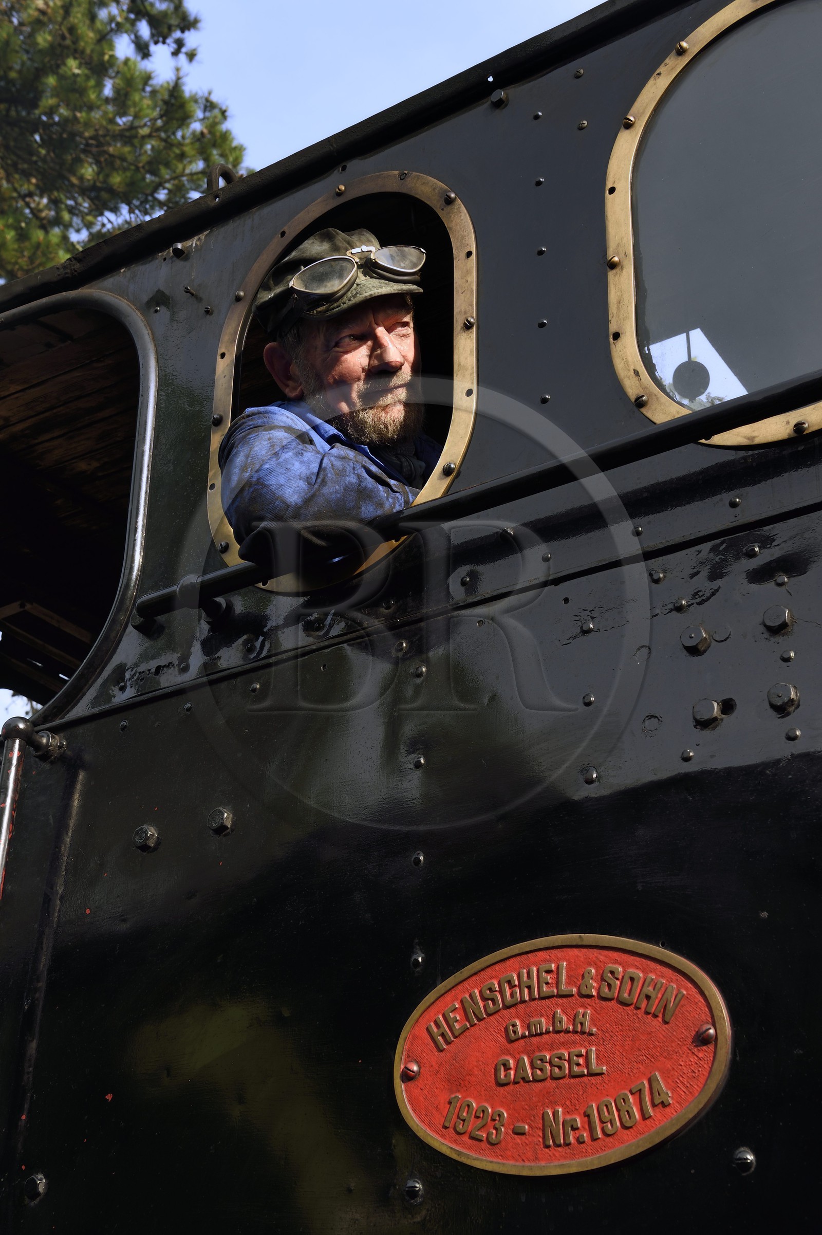 France, Alpes-Maritimes (06), Puget Théniers, Daniel Bonneau bénévole du G.E.C.P. qui restaure et exploite le Train des Pignes, aujourd'hui mécanicien (et donc conducteur) de locomotive