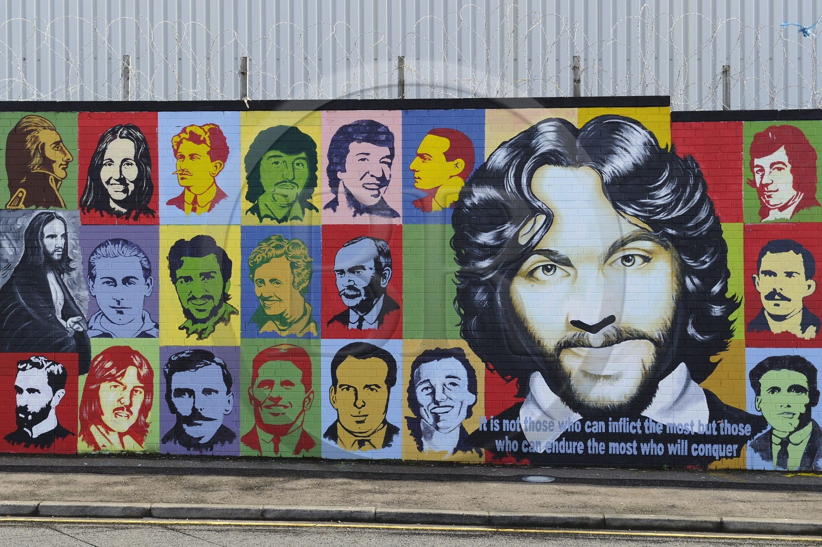 Royaume-Uni, Irlande du Nord, Belfast Ouest, le quartier catholique de Falls, International ou Solidarity Wall, peintures murales sur Falls Road