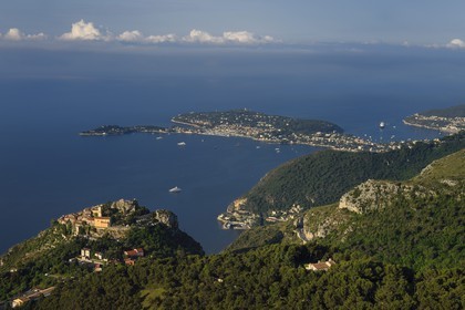 France, Alpes-Maritimes (06), le village perché d'Eze, Saint-Jean-Cap-Ferrat en arrière plan.