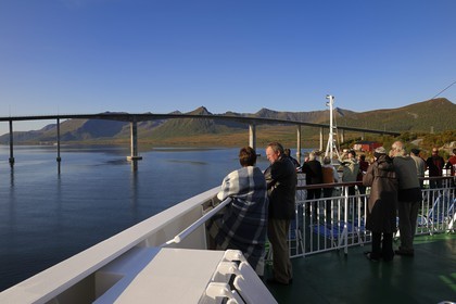 Norvège, Nordland, Ile d'Andoya, village et pont de Risoyhamn, escale de l'express cotier Hurtigruten