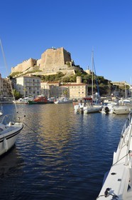 France, Corse-du-Sud (2A), Bonifacio, le port dominé par la citadelle dans la ville haute