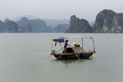 Vietnam, province de Quang Ninh, la Baie d'Halong classée Patrimoine Mondial de l'UNESCO, bateau de pêche entre les iles karstiques
