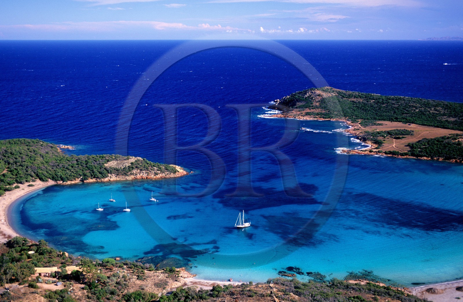 France, Corse-du-Sud (2A), la baie de Rondinara ourlée de sable blanc (vue aérienne)