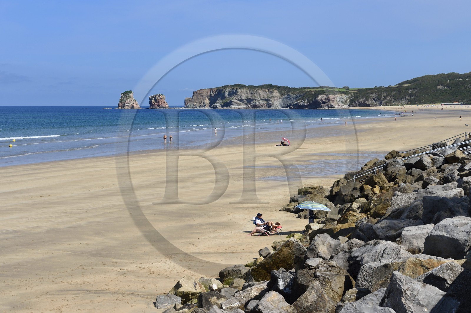 France, Pyrénées-Atlantiques (64), la côte du Pays-Basque, Hendaye, les rochers dits les jumeaux au bout de la plage d'Hendaye constituent le prolongement de la Corniche Basque