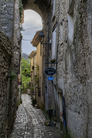 France, Vaucluse (84), Dentelles de Montmirail, le village médiéval de Séguret, labellisé Les Plus Beaux Villages de France, la rue des Poternes qui traverse le village du Nord au Sud