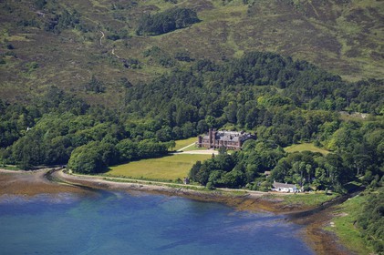 Royaume-Uni, Ecosse, Highland, Hébrides intérieures, Ile de Rum, Kinloch Castle fut construit par le industriel millionnaire John Bullough en 1900  (vue aérienne)