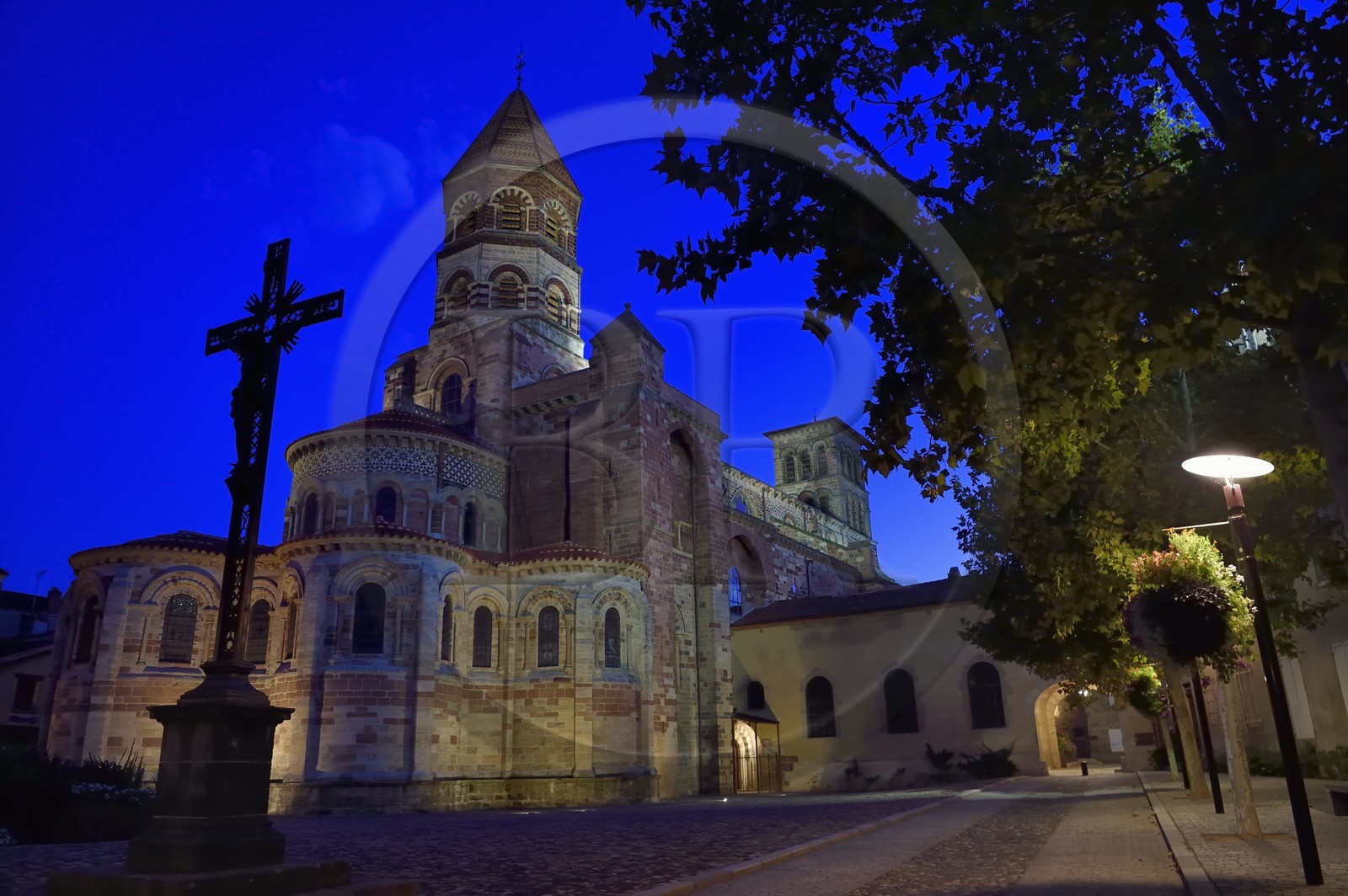France, Haute-Loire (43), Brioude, la Basilique Saint-Julien de Brioude de style roman auvergnat, le chevet