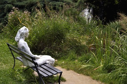 Suisse, canton du Valais, Martigny, Fondation Pierre Gianadda, George Segal, Woman with Sunglasses on Park Bench, bronze patiné blanc, 1983