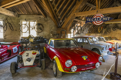 France, Côte-d'Or (21), Côte de Beaune, Savigny-les-Beaune, le chateau avec les musées et collections avions de chasse, voitures de course Abarth, motos, tracteurs enjambeurs, maquettes, camions de pompiers