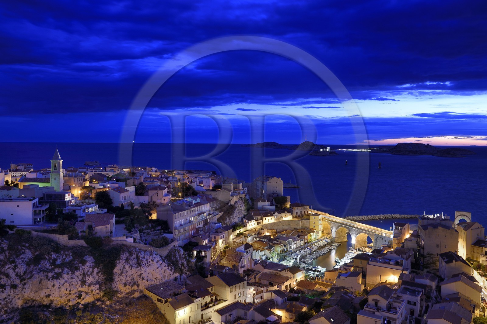 France, Bouches-du-Rhône (13), Marseille, quartier d'Endoume, le Vallon des Auffes, l'archipel du Frioul avec le Chateau d'If en arrière plan