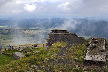 France, Puy-de-Dôme (63), Parc Naturel Régional des Volcans d'Auvergne, Chaine des Puys classée Patrimoine Mondial de l’UNESCO, vestiges partiellement reconstitués du temple de Mercure au sommet du puy de Dôme, temple gallo-romain du IIe siècle
