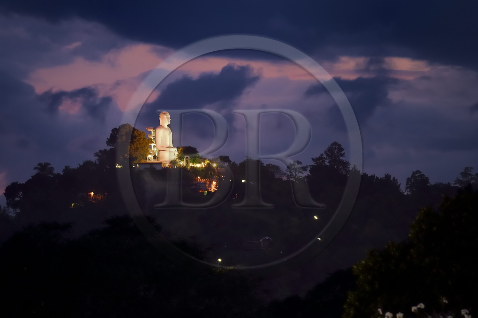 Sri Lanka, province du centre, Kandy, la statue géante de Bouddha Bahiravokanda Vihara domine la ville