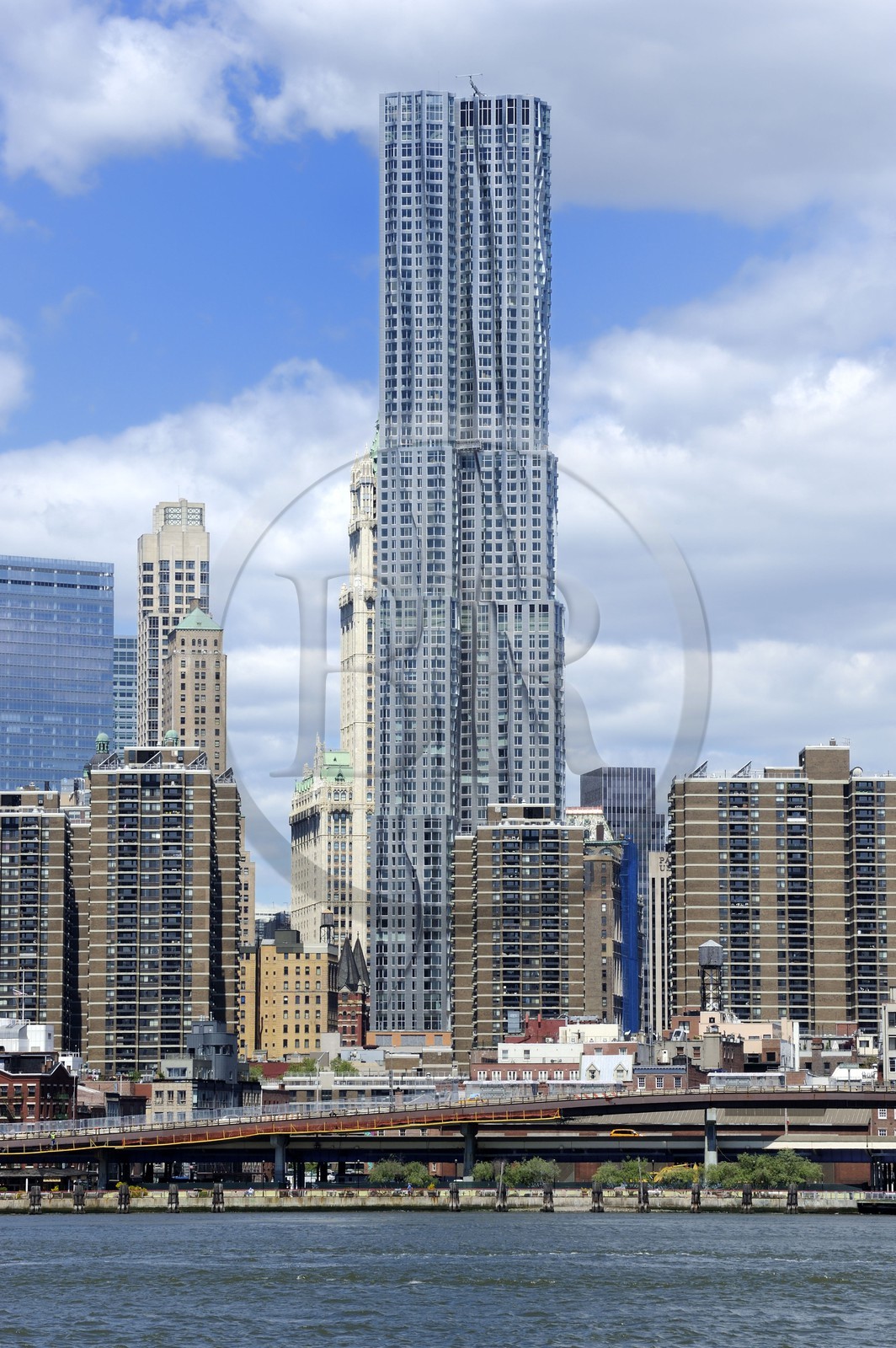 Etats-Unis, New York, Beekman Tower de l'architecte Frank Gehry vue depuis l'East River