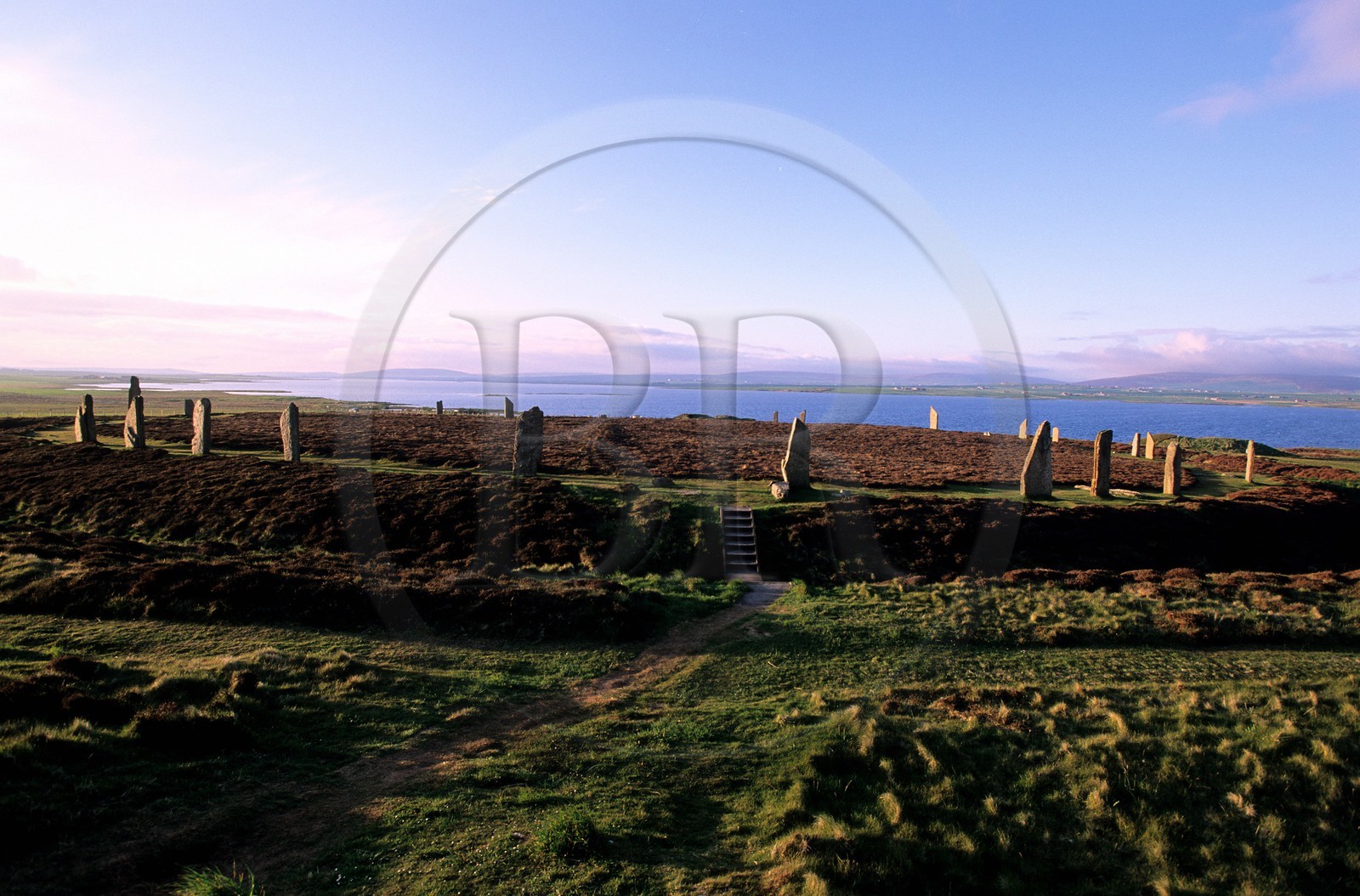 Royaume-Uni, Ecosse, îles Orcades, Mainland, au bord du Loch of Stenness, pierres levées du Ring of Brogar, classées Patrimoine Mondial de l' UNESCO