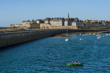 France, Ille-et-Vilaine (35), Côte d'Emeraude, Saint-Malo, la ville fortifiée et le môle des Noires