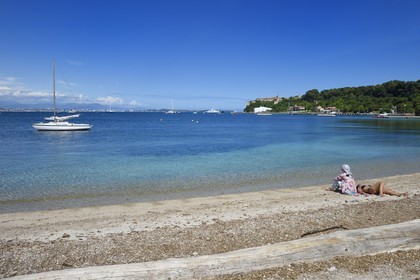 France, Alpes-Maritimes (06), Cannes, Iles de Lérins, Ile Sainte-Marguerite, la plage du Batéguier et le fort Vauban