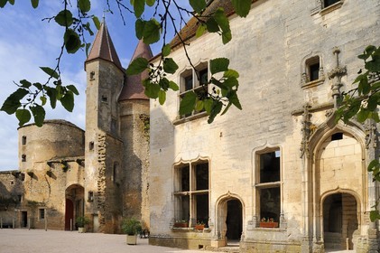 France, Côte d'Or (21), Châteauneuf-en Auxois, labellisé Les Plus Beaux Villages de France, le château, le logis des hôtes en partie ruiné