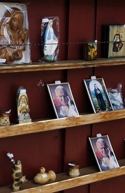 Pologne, Petite Pologne, vente d'objets religieux et de photos du Pape dans la petite ville de Stary Sacz