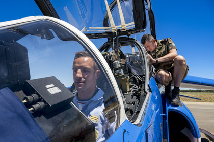 France, Bouches-du-Rhône (13), Salon-de-Provence, base aerienne 701, base de la Patrouille de France (PAF pour Patrouille acrobatique de France) de l'Armée de l'air et de l'espace française, le pilote, le capitaine Cédric Queyranne, termine de se préparer dans son cockpit aux côtés de l'adjudant Nicolas Renard, son mécanicien, pour un vol à bord de son avion Alphajet