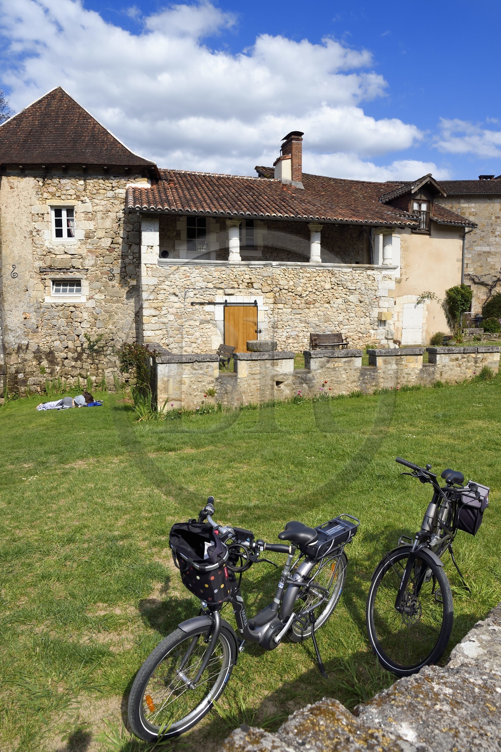 France, Dordogne (24), Périgord Vert, Saint-Jean-de-Côle, labellisé Les Plus Beaux Villages de France, vélos devant l'ancien moulin de l'abbaye