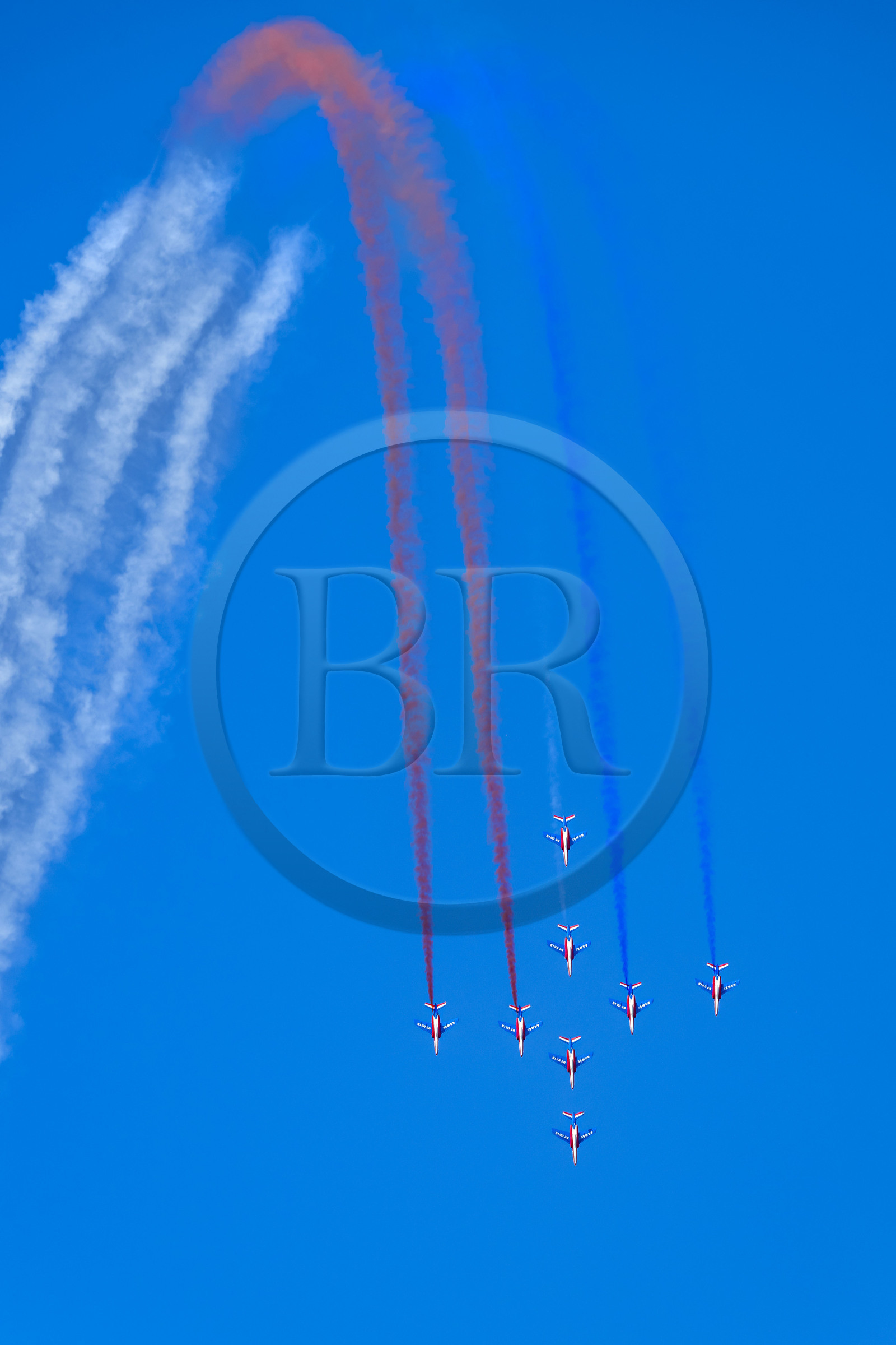 France, Bouches-du-Rhône (13), Salon-de-Provence, base aerienne 701, base de la Patrouille de France (PAF pour Patrouille acrobatique de France) de l'Armée de l'air et de l'espace française, les avions Alphajet volent en formation Croisillon en effectuant un looping