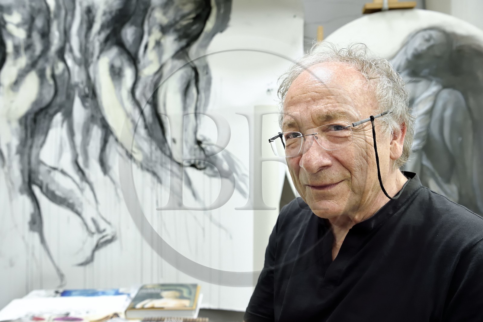 France, Ivry-sur-Seine (94), l'artiste plasticien Ernest Pignon-Ernest dans son atelier