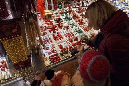 France, Bas-Rhin (67), Strasbourg, vieille ville classée Patrimoine Mondial de l'UNESCO, marché de Noël (Christkindelsmarik) de la place Broglie
