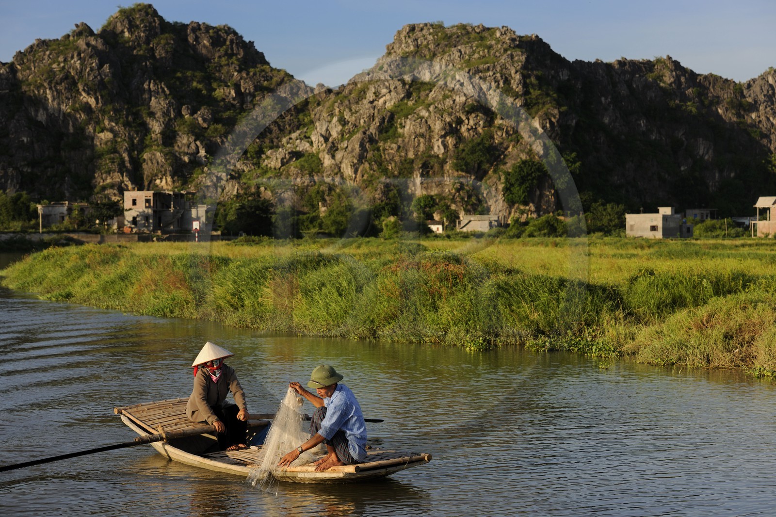 Vietnam, province de Ninh Binh, village insulaire de Kenh Ga entouré de montagnes karstiques, pêcheur