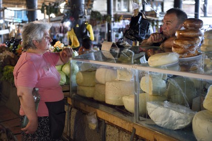 Géorgie, Kakheti, Telavi, le marché couvert, étal de fromage de Touchétie