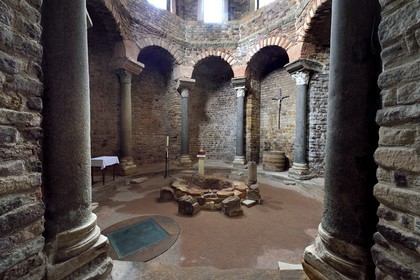 France, Var (83), Fréjus, la cathédrale Saint Léonce (XVIe siècle), le baptistère octogonal paléochrétien du Ve siècle qui réemploie des colonnes antiques