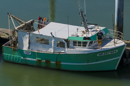 France, Charente-Maritime (17), Ile d'Oléron, port de La Cotinière, bassin à flots aménagé en 2022 au pied de la nouvelle criée, le pêcheur Yoann Crochet sur son chalutier L’Univers destiné à la pêche côtière artisanale (vue aérienne)