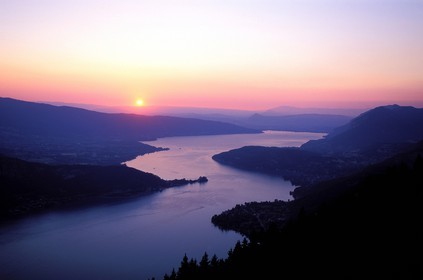 France, Haute-Savoie (74), lac d'Annecy au coucher de soleil depuis le col de la Forclaz