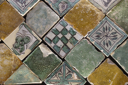 France, Vaucluse (84), Avignon, Palais des Papes classé Patrimoine mondial de l'UNESCO, carreaux vernissés du sol, céramique en pate réfractaire du XIVe siècle