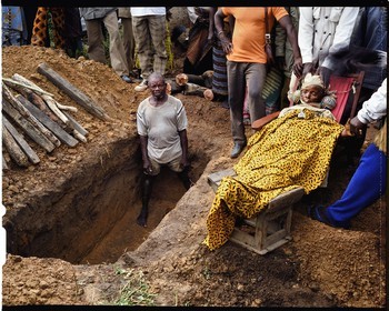 Burkina Faso, province de Poni, pays des Lobi, Loropéni, enterrement ou premières cérémonies funéraires, la défunte est dotée de pièces de valeur pour payer son passage du fleuve pour le monde de l'au-delà