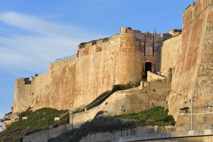 France, Corse-du-Sud (2A), Bonifacio, Ville Haute, accès à la citadelle par la montée Saint Roch et la Porte de Gênes