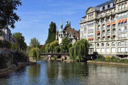France, Bas-Rhin (67), Strasbourg, Quartier de la Neustadt datant de la période allemande classé au Patrimoine Mondial de l'UNESCO, le lycée des Pontonniers au centre et l'immeuble ESCA à droite