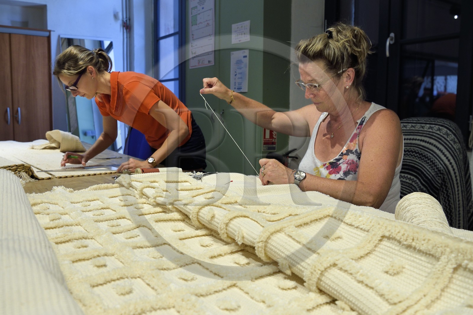 France, Var (83), Presqu'Ile de Saint-Tropez, Cogolin, la Manufacture Cogolin fabrique des tapis depuis 1924, chaque lé est tissé individuellement et assemblé aux autres à la main