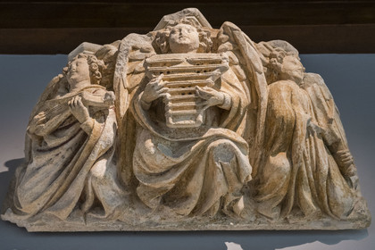 France, Paris (75), Musée de Cluny - Musée national du Moyen-Age, Cul-de-lampe représentant trois anges musiciens provenant de l'église Saint-Jean-de-Latran à Paris, vers 1400