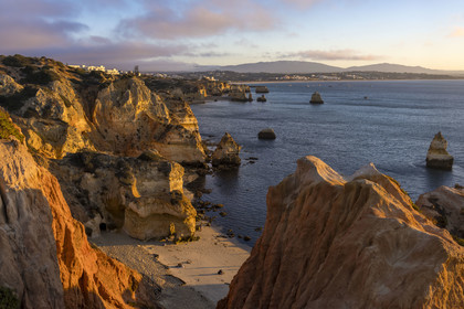 Portugal, Algarve, Lagos, la plage de Praia do Camilo nichée entre des falaises escarpées non loin de Ponta da Piedade