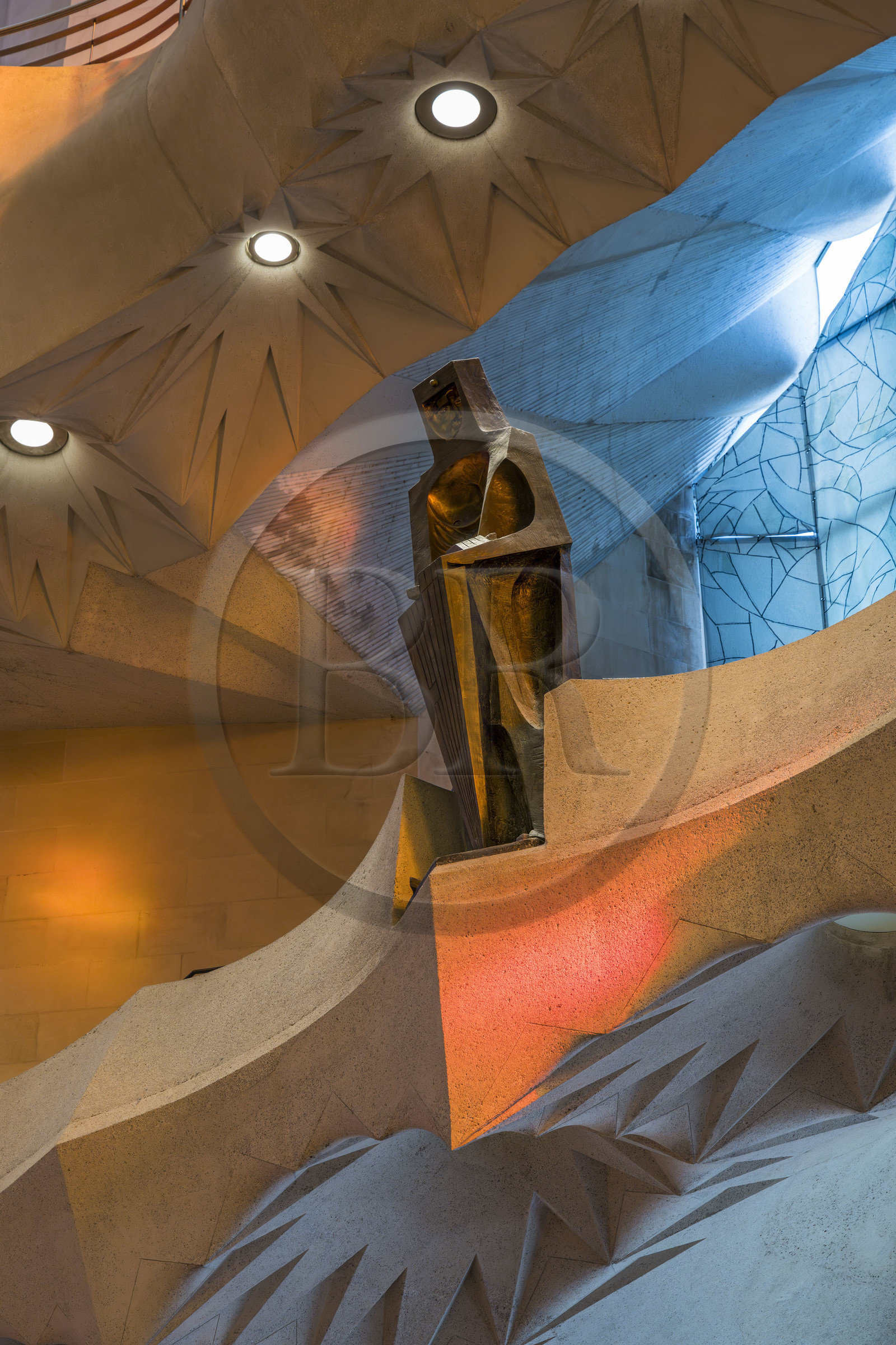 Espagne, Catalogne, Barcelone, quartier de l'Eixample, basilique de la Sagrada Familia de l'architecte du modernisme catalan Antoni Gaudi classée Patrimoine Mondial de l'UNESCO, la statue en bronze de Saint Georges (Sant Jordi) par le sculpteur Subirachs au centre de l'intérieur de la facade de la Gloire