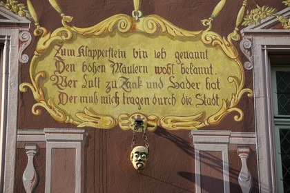 France, Haut-Rhin (68), Mulhouse, l'Hôtel de Ville, masque de pierre grimaçant copie du klapperstein pesant plus de 10kg qu'on suspendait au coup des personnes condamnées pour médisance