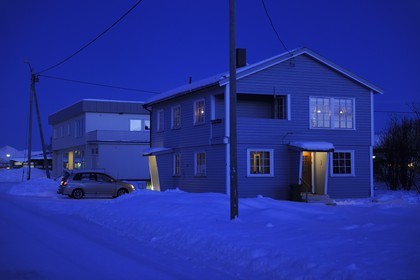 Norvège, Nordland, iles des Westeralen, maison en bois à la nuit tombée dans le village de Myre