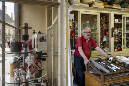 France, Côte-d'Or (21), Dijon, zone classée Patrimoine Mondial de l'UNESCO, place Bossuet, la Coutellerie de Langres, une boutique quincaillerie et plus, hors du temps et établie dans la maison natale de l'écrivain français Bossuet,elle est tenue par l’érudit Michel Pernod